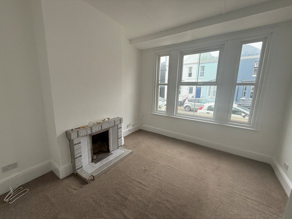 Lot: 119 - MID-TERRACE HOUSE FOR REFURBISHMENT - Living room